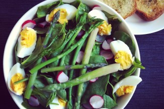 De heerlijke salade: spinazie en radijsjes uit de tuin, eitjes van eigen kippen en asperges en postelein uit de duinen. 